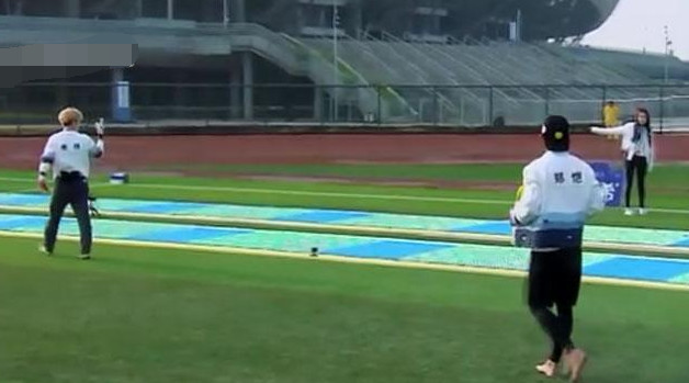 跑男鹿晗热巴对视片段,鹿晗热巴跑男视频对视