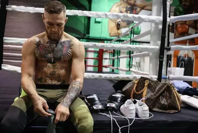 擂台上的神，生活中的潮人，这样的拳王有点酷！