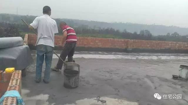 房顶漏水可以铺瓷砖补救吗,房顶漏水从里面补