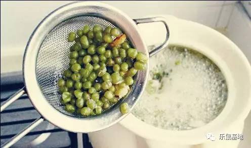 尽管经历了千百年,但你依然不能抵挡砂锅的醇香诱惑