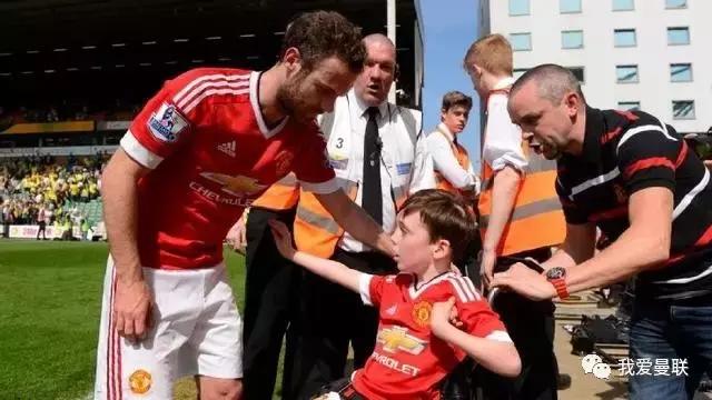 曼联新队魂主动拥抱穆帅,曼联穆帅夏训
