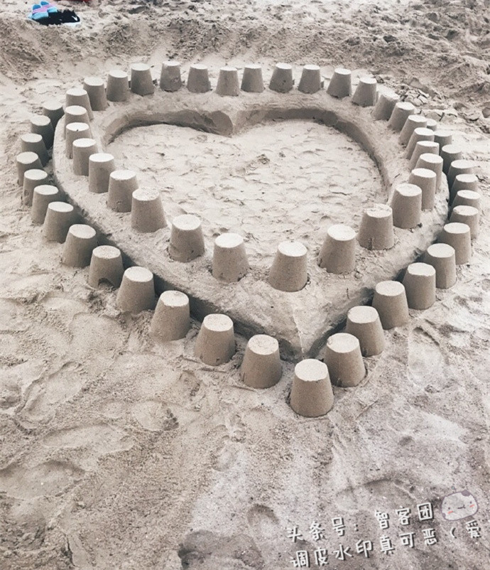 男粉丝不顾酷暑，花1天在海边为赵丽颖堆爱心，被熊娃全部踩坏