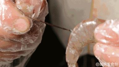 摸着良心讲，昆明关上某饭店，虾肉好吃到甩市区饭店10多条街