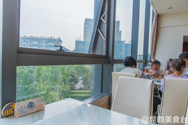 摸着良心讲，昆明关上某饭店，虾肉好吃到甩市区饭店10多条街