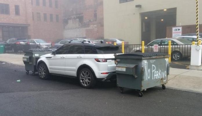 宝马车主停车被堵直接叫挪车,一辆车霸占两个公共车位