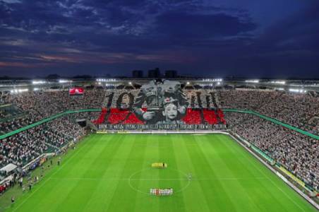 波兰人民在足球比赛上“控诉”德国纳粹二战罪行，各国媒体争相报道