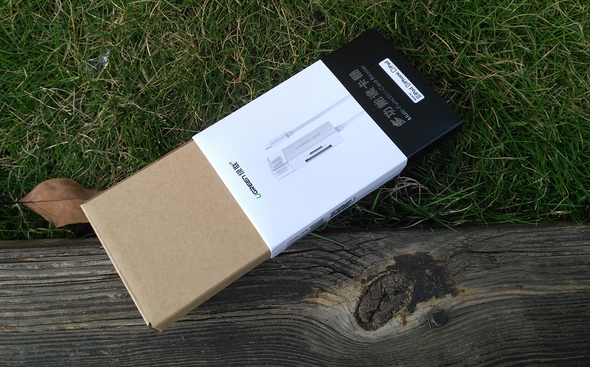 这款手机读卡器很有特色,标配了Lightning闪电接头