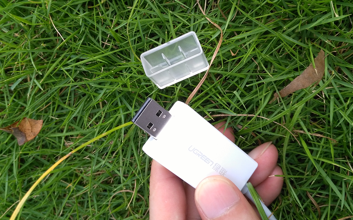 这款手机读卡器很有特色,标配了Lightning闪电接头