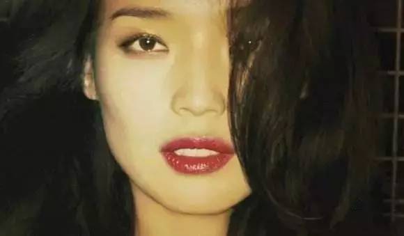 为什么美妆博主的口红都要涂出去 (美妆博主和普通人涂口红哪个好)