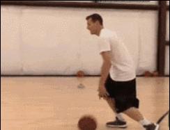 篮球初学者必须进行的行进间基础运球训练