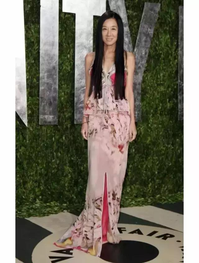 为无数明星设计婚纱，63离婚依旧拥有爱情，小男友就她的羊胎素