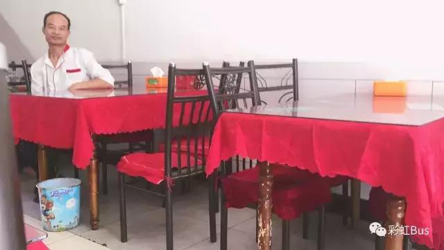 90后情侣骑摩托在额济纳，不小心拉了次最贵的屎