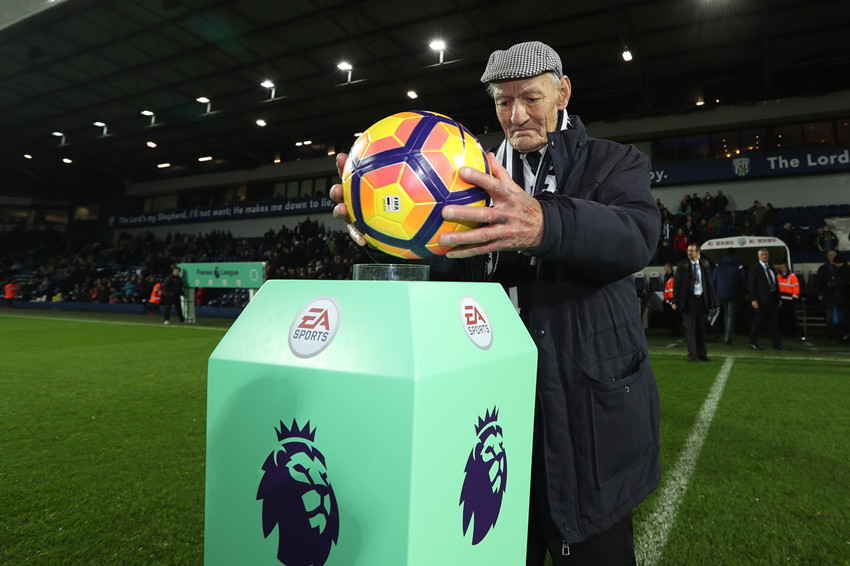 英超首轮爆满的山楂球场,空了一个座位