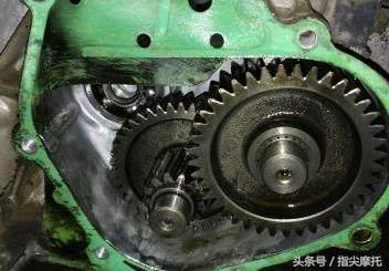 踏板摩托车后轮漏油是怎么处理,踏板摩托车后轮有油渍是什么原因