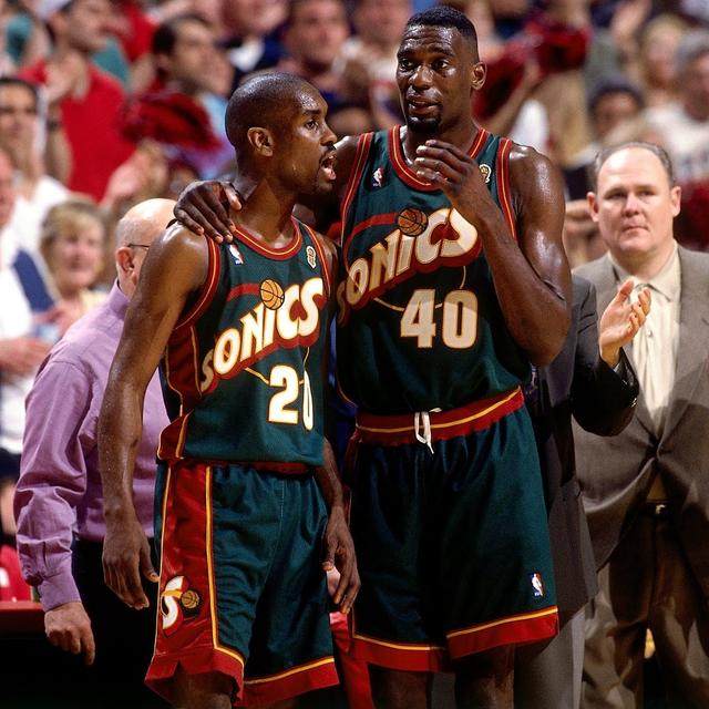 NBA90年代中的9大球衣，在你看来哪件最好看？