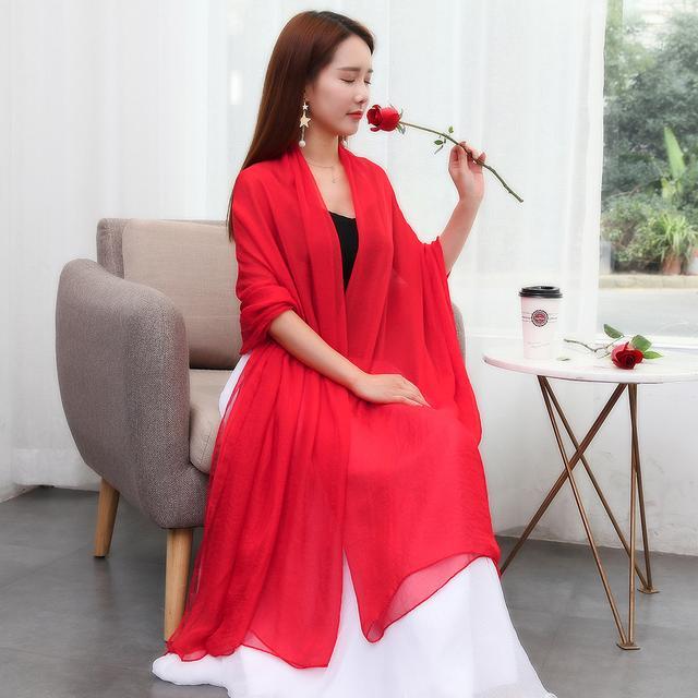 美丽丝巾搭配气质穿搭美出高级感,丝巾怎么搭配才显得更年轻时尚