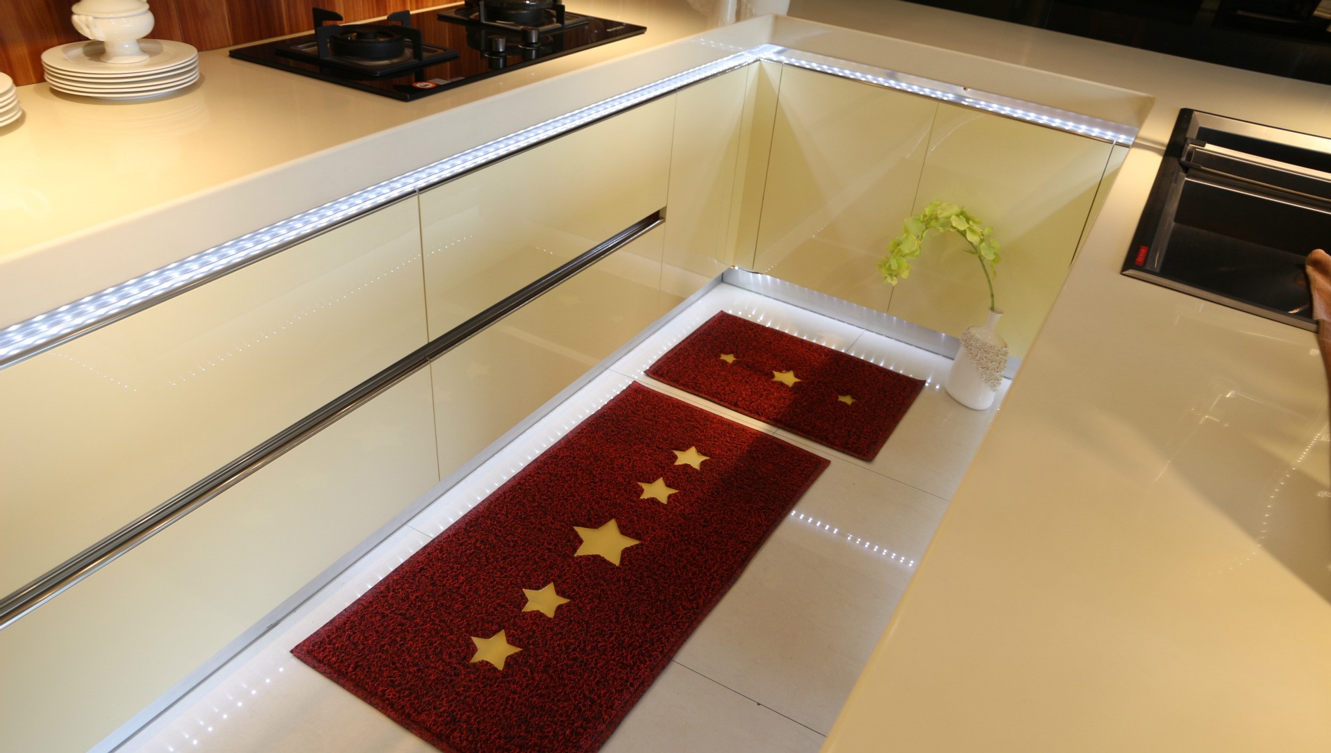 地毯放门里还是门外,店铺地毯是放门外还是放屋里