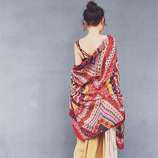 美丽丝巾搭配气质穿搭美出高级感,丝巾怎么搭配才显得更年轻时尚