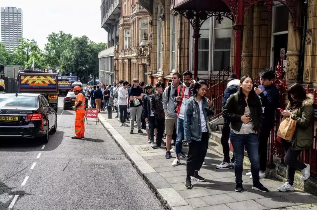 花100万买一台奔驰超跑,花100万买奢侈品