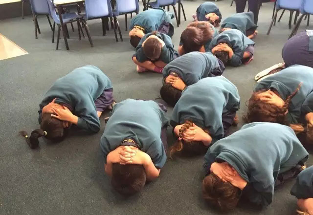 地震时楼房里的人如何逃生,地震来了高层怎么逃生