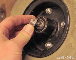 小伙自己动手做迷你电动四轮车,四轮电动小车简易制作