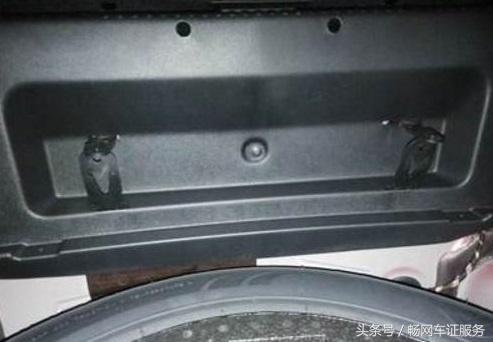 挡风玻璃有好多小亮点,挡风玻璃小黑点能贴东西吗图片