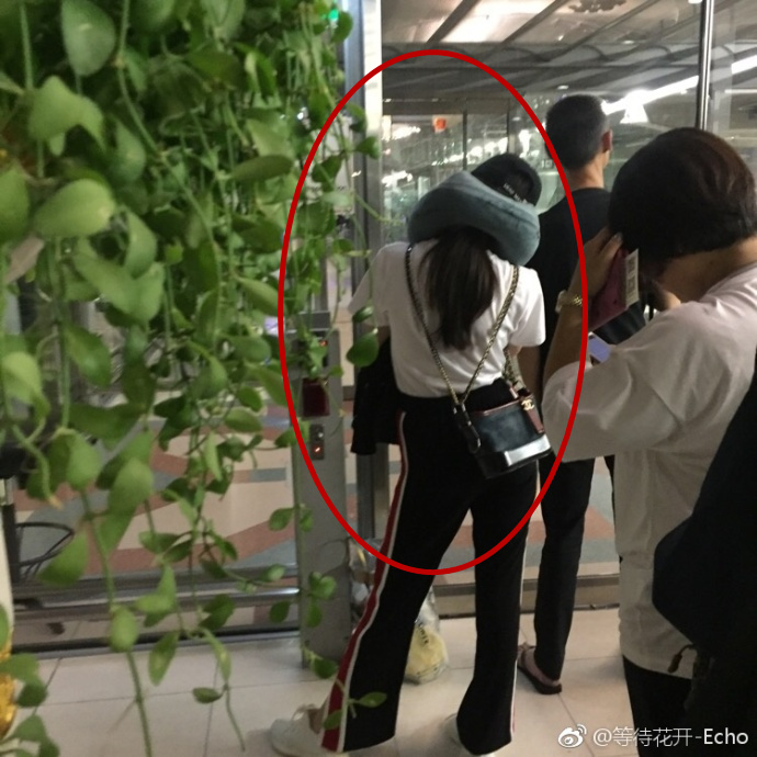 迪丽热巴低调现身温州机场,迪丽热巴现身泰国发布会