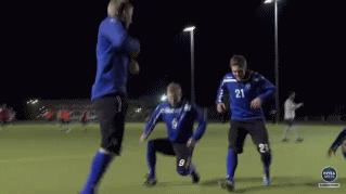 足球打耳光的庆祝动作,足球场上庆祝宝宝出生的动作