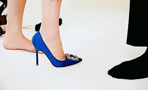 脚两侧宽穿鞋脚容易痛,穿鞋脚好痛