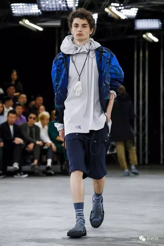 当下男装流行款式,男装宽松百慕大短裤流行趋势