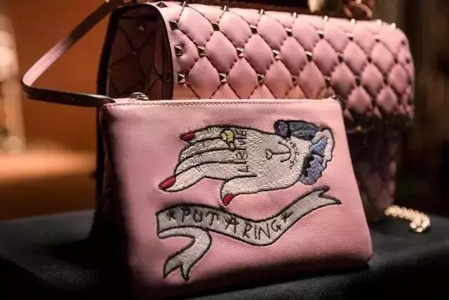 prada春夏信封包,prada三合一包包七夕