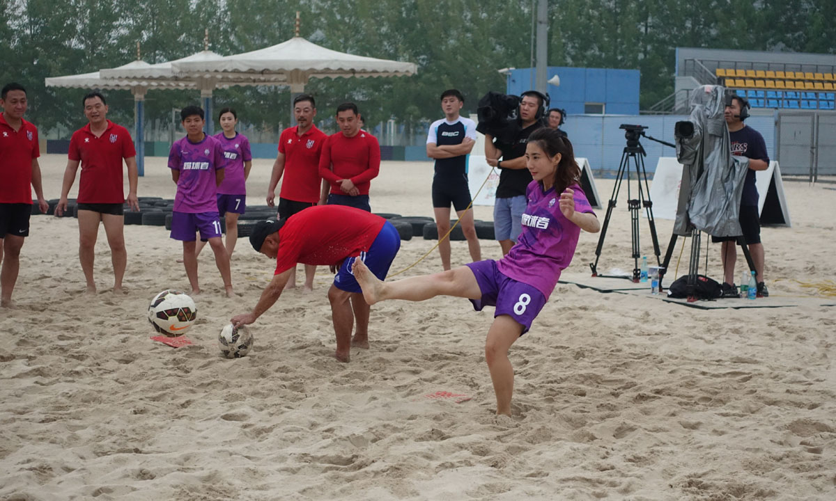 “汪星人”助阵海洋沙滩嘉年华沙足性别大战上演