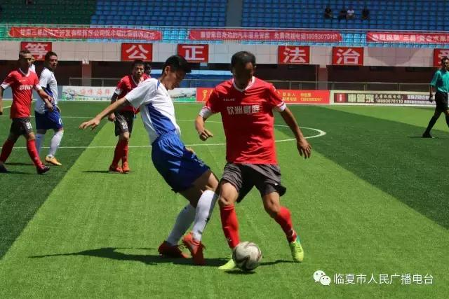 足球赛激情再燃绿茵逐梦,足球健儿们在绿茵场上挥洒汗水