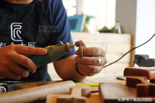 我们是谁？游客！我们做啥？木工！怎么做？打酱油！