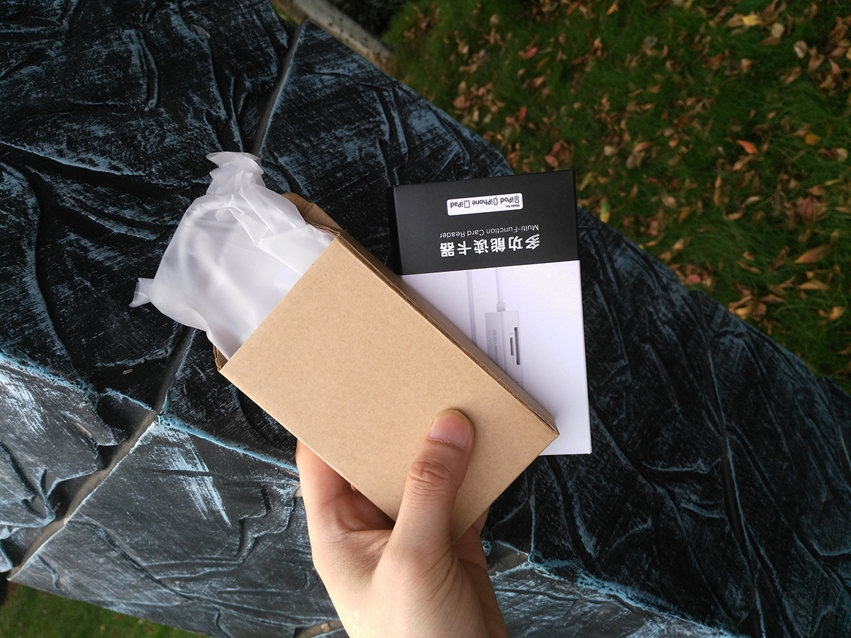 这款手机读卡器很有特色,标配了Lightning闪电接头