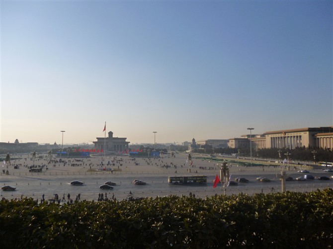 冬天的寒夜里，我们从北京西站走到*安门天**看升*旗国**