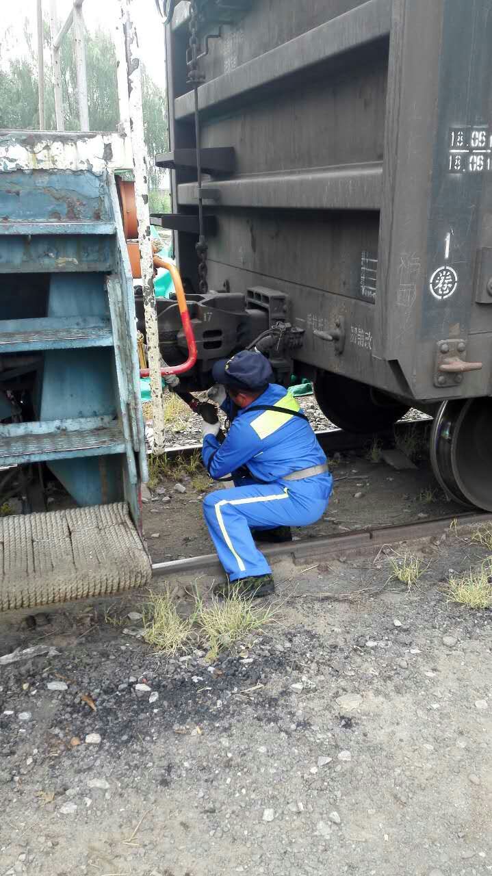 微信运动第一名：长裤长袖“蒸桑拿”，负重徒步走道砟