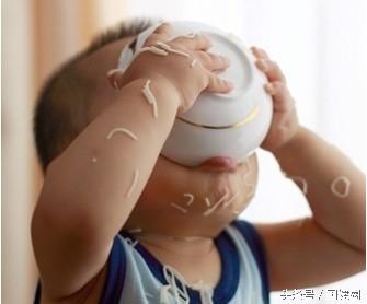 小孩戴围兜的方法,怎么给小孩儿做围兜