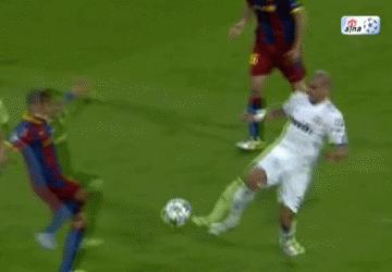 天下足球场上假摔搞笑合集,足球场上最搞笑的假摔