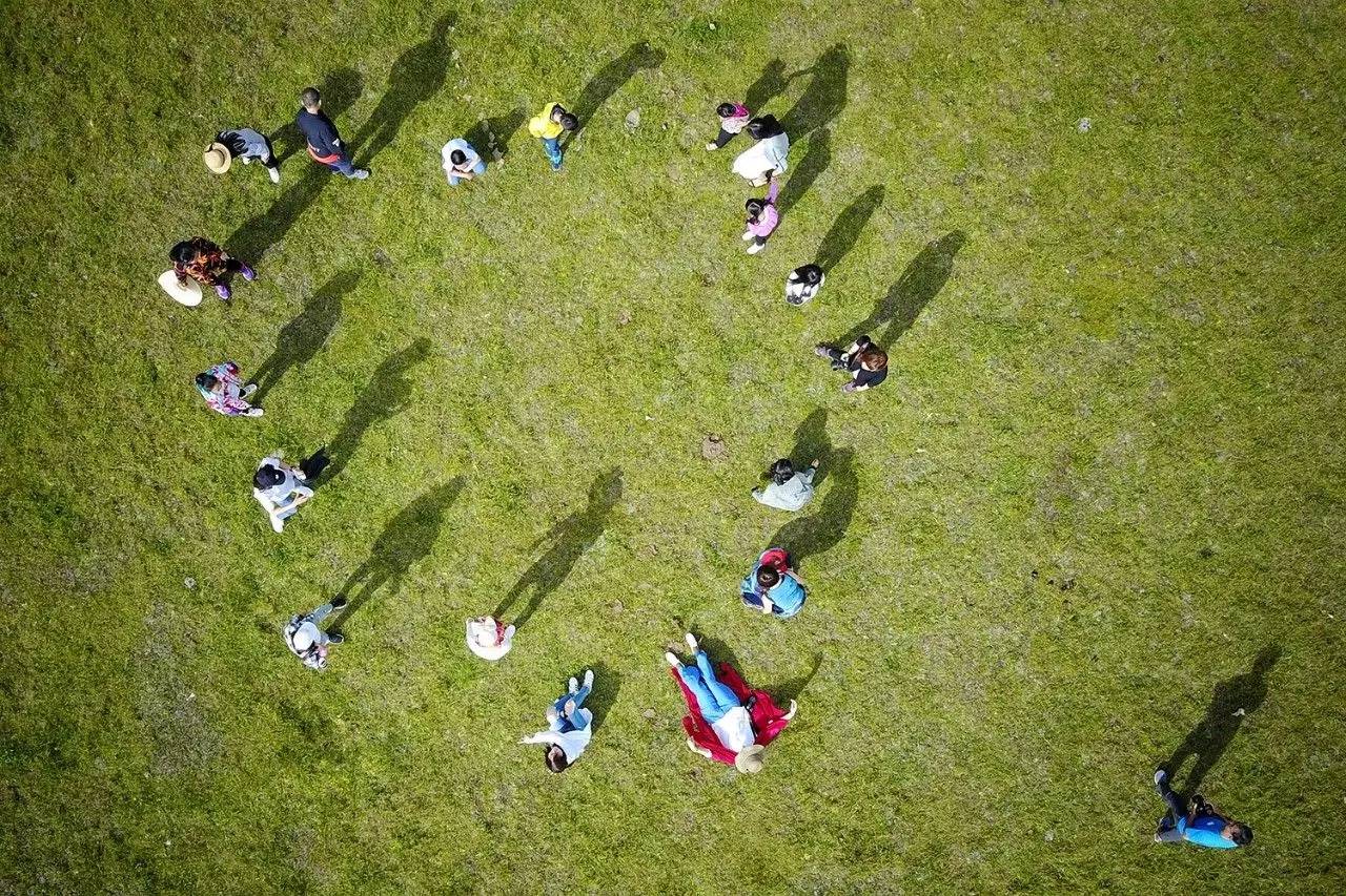 大手牵小手我们一起走,大手牵小手我们一起走图片
