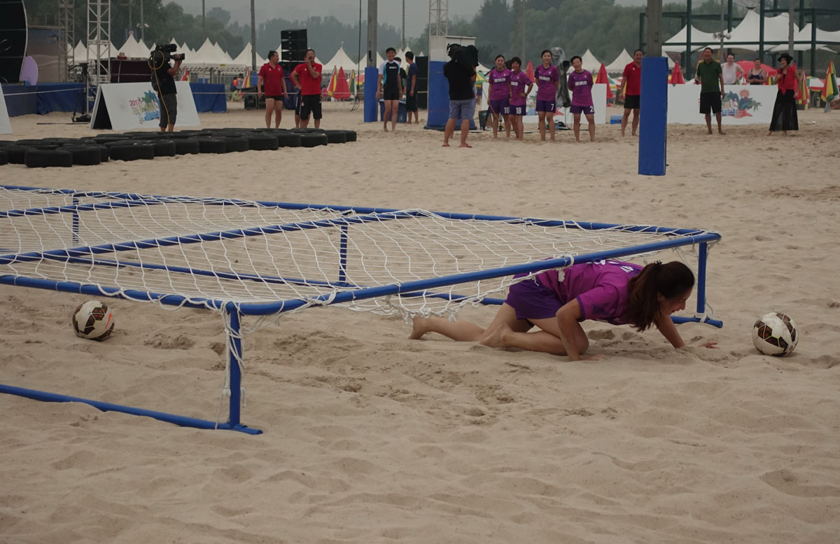 “汪星人”助阵海洋沙滩嘉年华沙足性别大战上演