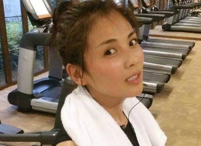 哈哈哈*靠我**一瓶素颜霜骗到了现任男票，他还一直以为我真素颜