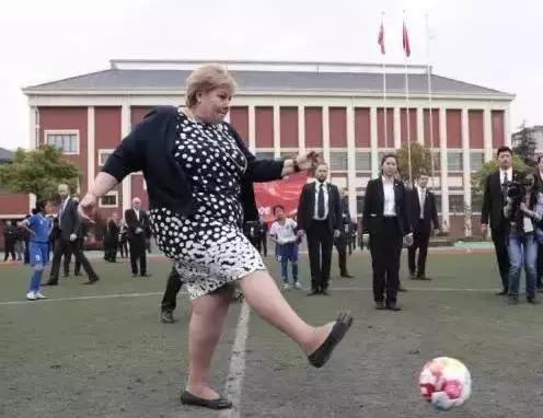 一群最燃的中国小女孩，在挪威狂灌61个球，教练喊“不要再进了