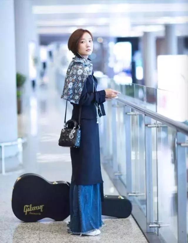 明星尬拍名场面,明星机场撞柱子尬舞