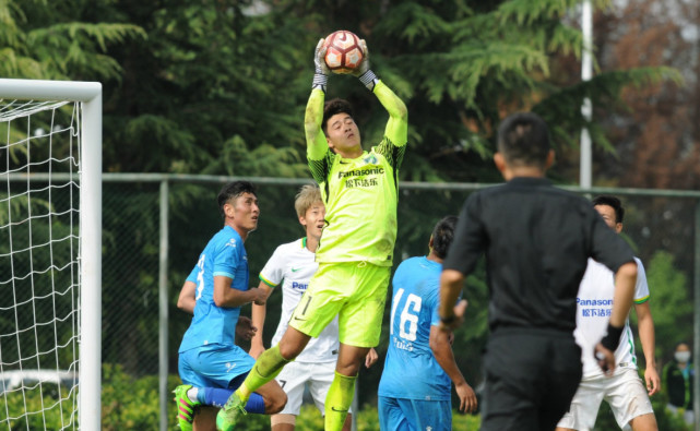 裁判赶飞机比赛,足球裁判为了赶飞机结束比赛