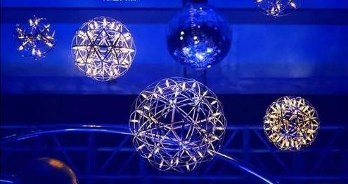 星空梦幻婚礼场景布置需要多少钱,星空厅婚礼现场适合穿什么婚纱