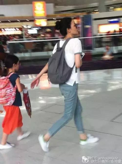 明星尬拍名场面,明星机场撞柱子尬舞