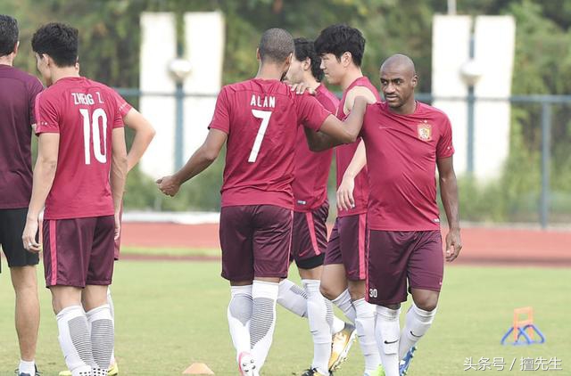 申花把基地借给恒大使用引沪媒不满暗讽上海足球不团结