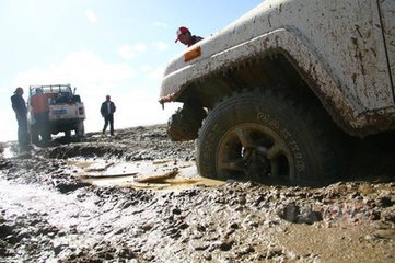 汽车陷进泥坑里怎么出来,车子陷进泥里教你一招解决问题