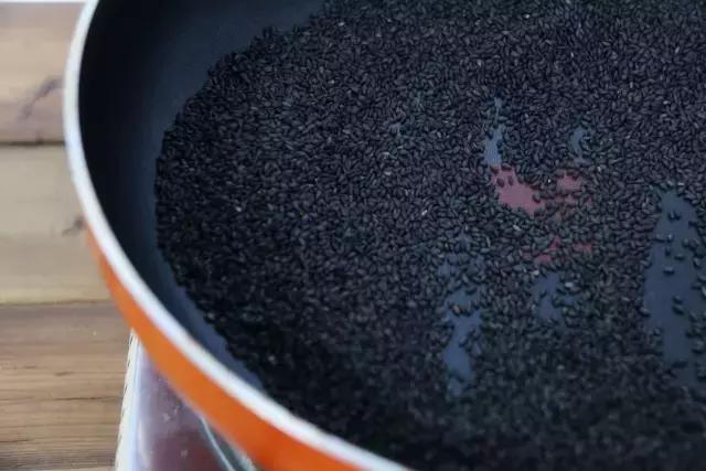 自制黑芝麻虾皮粉,黑芝麻粉怎么吃补钙好